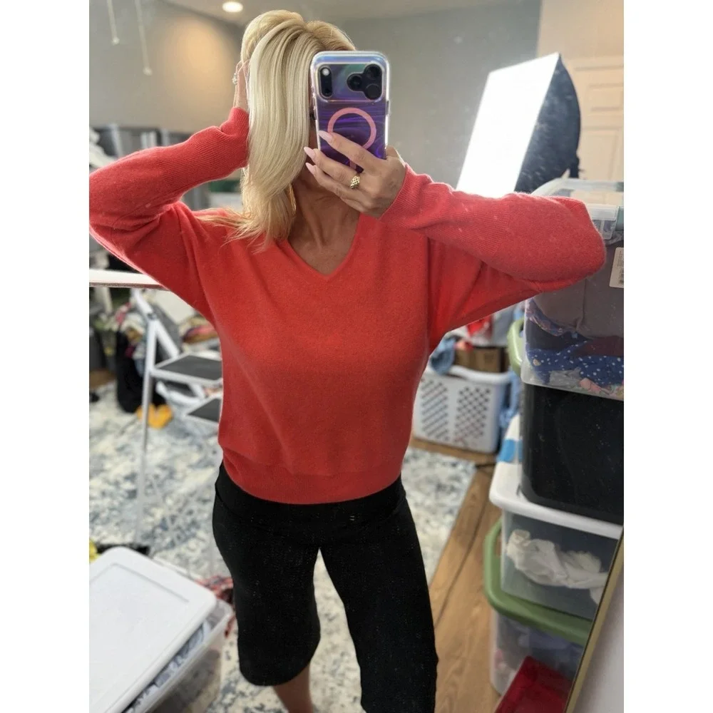 Tahari M Luxury 100% 2 Ply Cashmere Coral Sweater V Neck Long Sleeve Glamorous